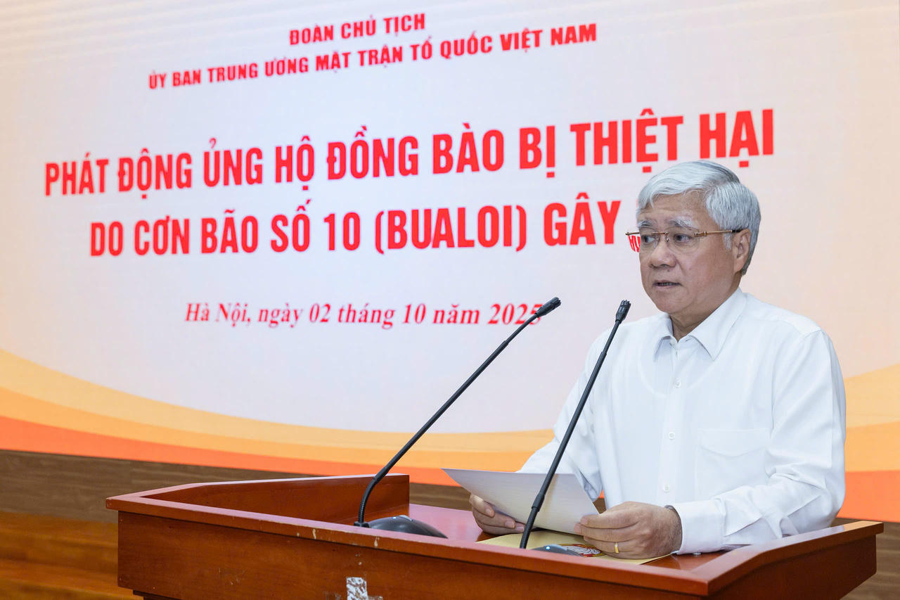 Chủ tịch UBTƯ MTTQ Việt Nam Đỗ Văn Chiến đọc Lời kêu gọi của Đoàn Chủ tịch UBTƯ MTTQ Việt Nam về vận động ủng hộ đồng bào khắc phục thiệt hại do cơn bão số 10 gây ra. Ảnh: Quang Vinh.