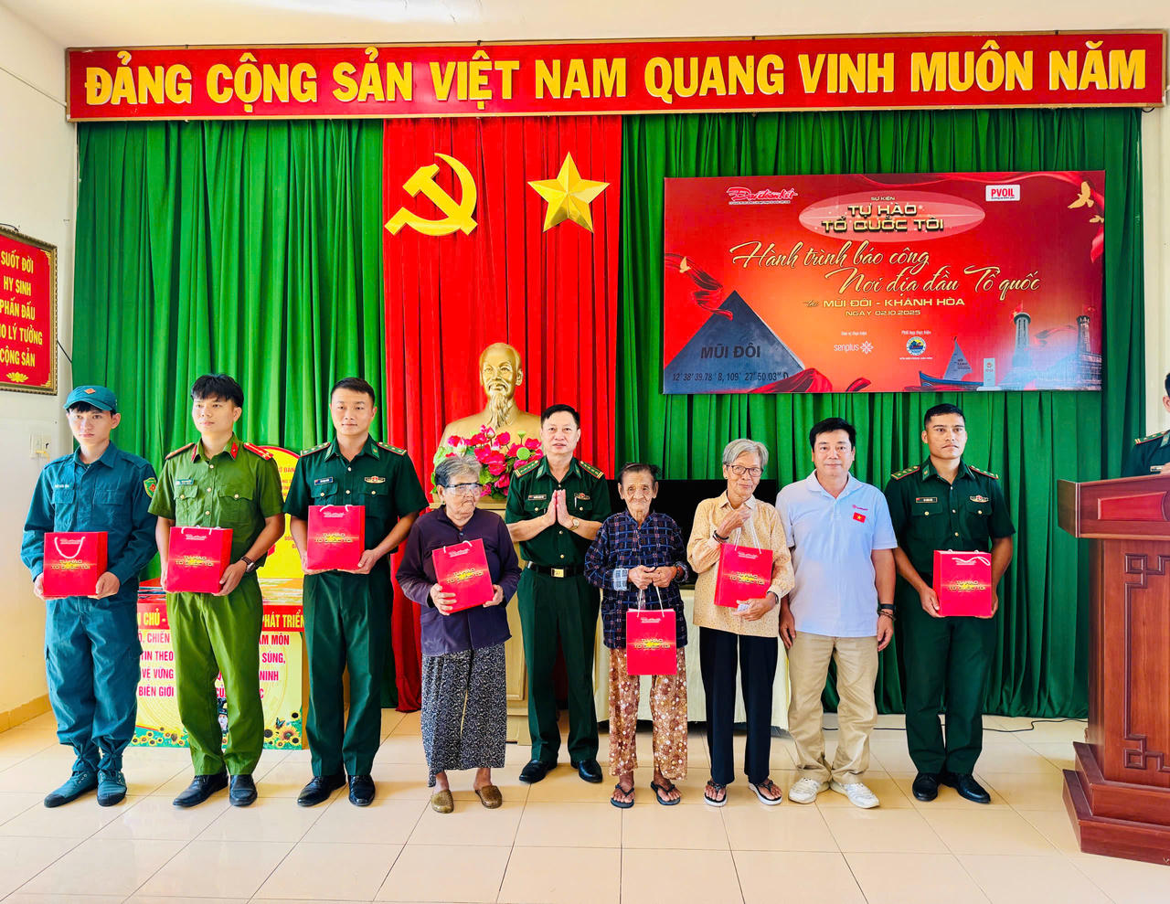 Ông Vũ Tiến Cường, Chánh Văn phòng Báo Đại Đoàn kết và Đại tá Nguyễn Doãn Hòa, Chính ủy Bộ đội Biên phòng tỉnh Khánh Hòa trao quà cho các cán bộ chiến sĩ và người dân có hoàn cảnh khó khăn tại địa phương. Ảnh: Thanh Nga.