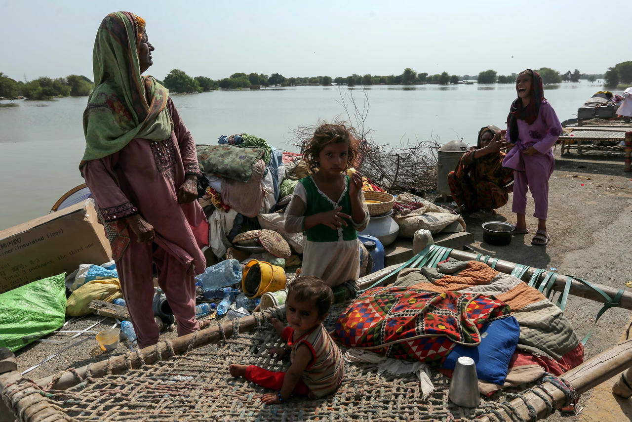 Một gia đình phải di dời do lũ lụt ở quận Multan, Punjab, tháng 9 năm 2025, sau khi sông Chenab tràn bờ. Nguồn: Reuters.