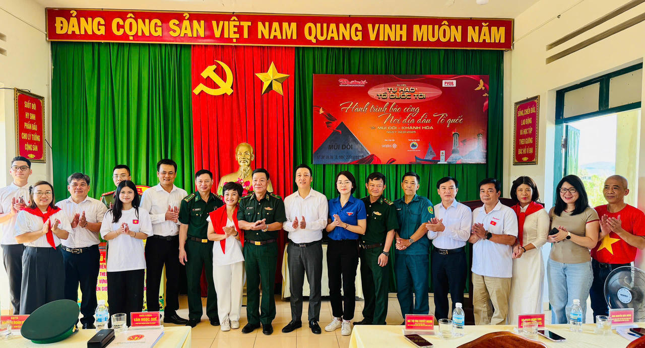 Các đại biểu chụp ảnh lưu niệm. Ảnh: Thanh Nga.