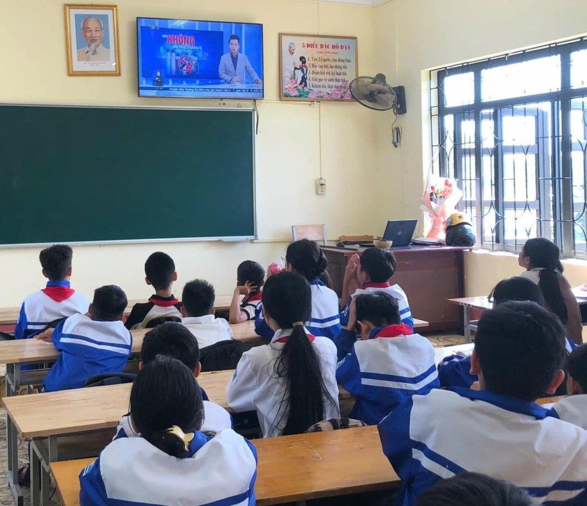 Học sinh Trường THCS Thị trấn Đu (xã Phú Lương, tỉnh Thái Nguyên) xem video chuyên đề về phòng, chống tác hại thuốc lá. Ảnh: Quang Linh.
