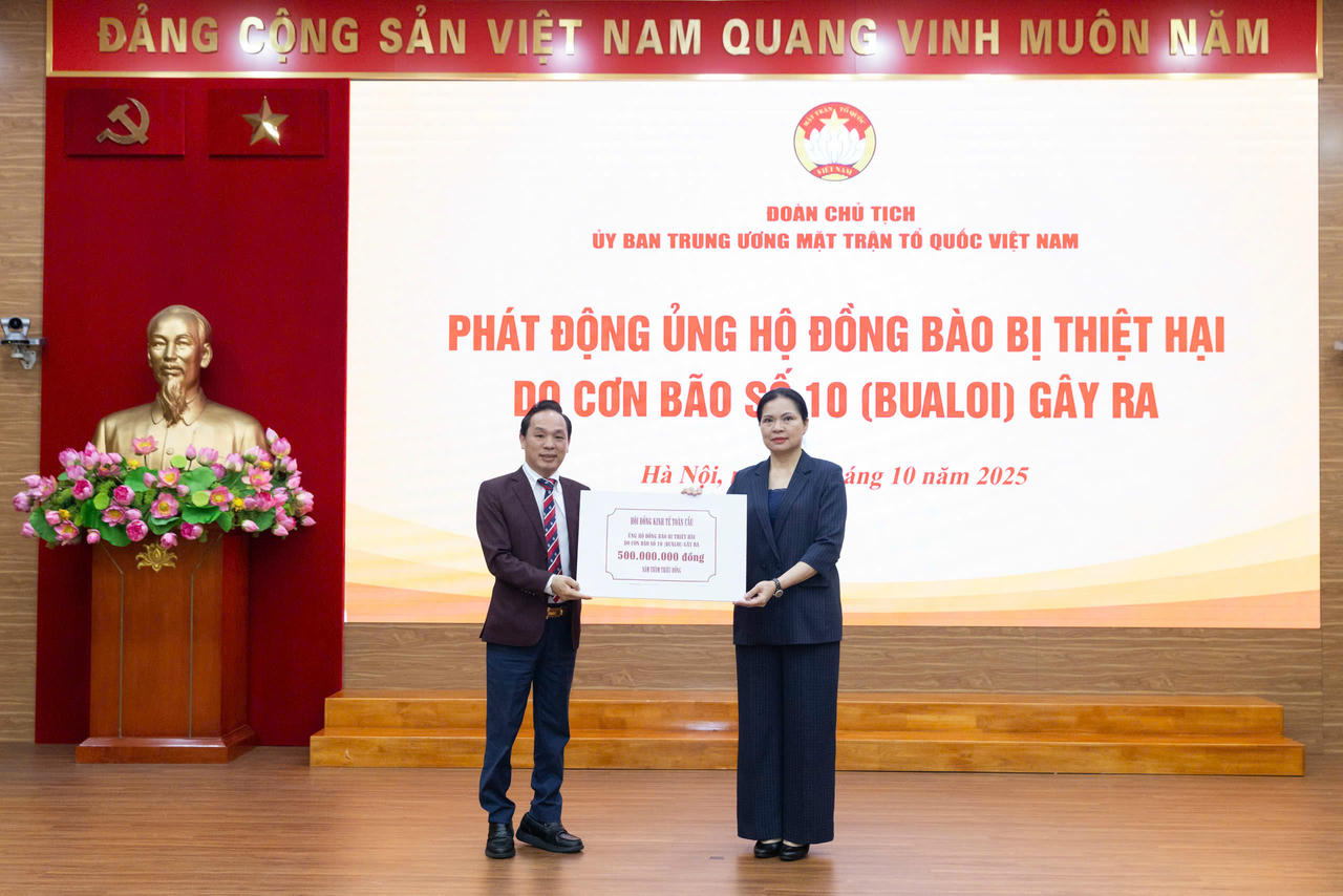 Phó Chủ tịch Hà Thị Nga tiếp nhận ủng hộ từ Hội đồng Kinh tế toàn cầu. Ảnh: Quang Vinh.