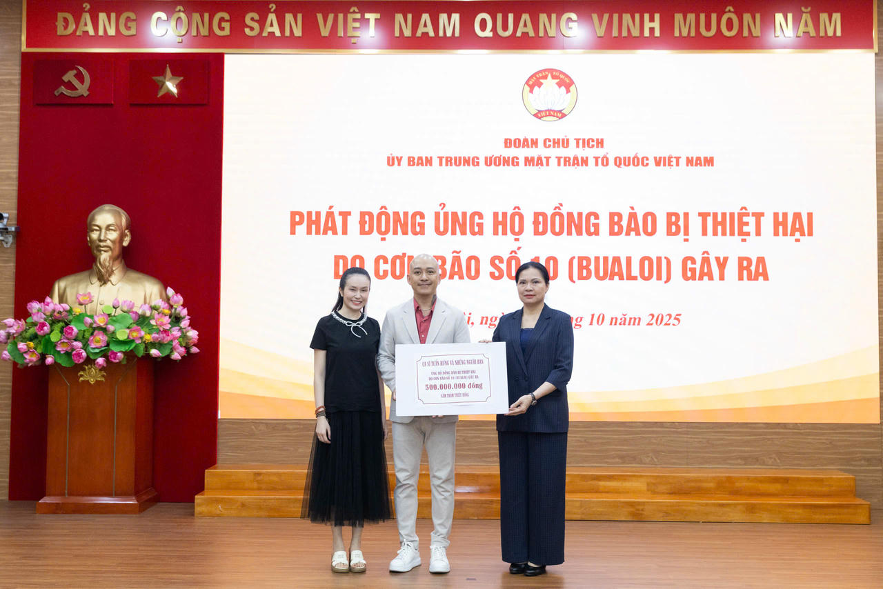 Phó Chủ tịch Hà Thị Nga tiếp nhận ủng hộ từ ca sĩ Tuấn Hưng và những người bạn. Ảnh: Quang Vinh.