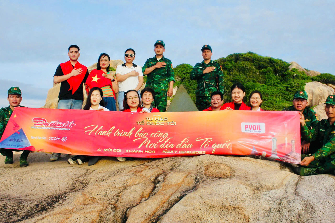 Báo Đại đoàn kết phối hợp cùng Công ty Cổ phần Sen Cộng thực hiện trình "Tự hào Tổ quốc tôi” tại Mũi Đôi – cực Đông của Tổ quốc. Ảnh: Xuân Hiếu.