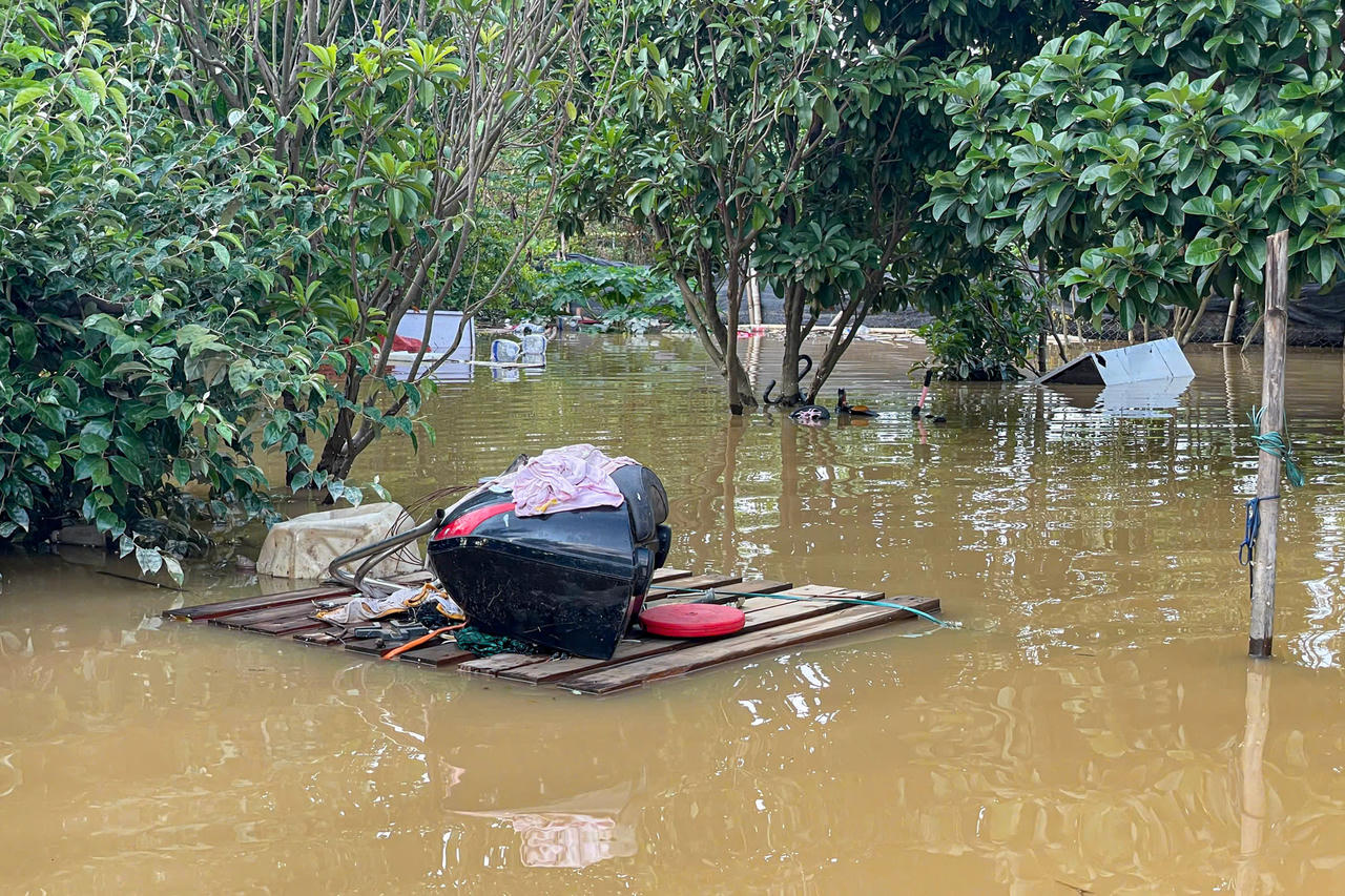 Những vật dụng trôi nổi trên sông.