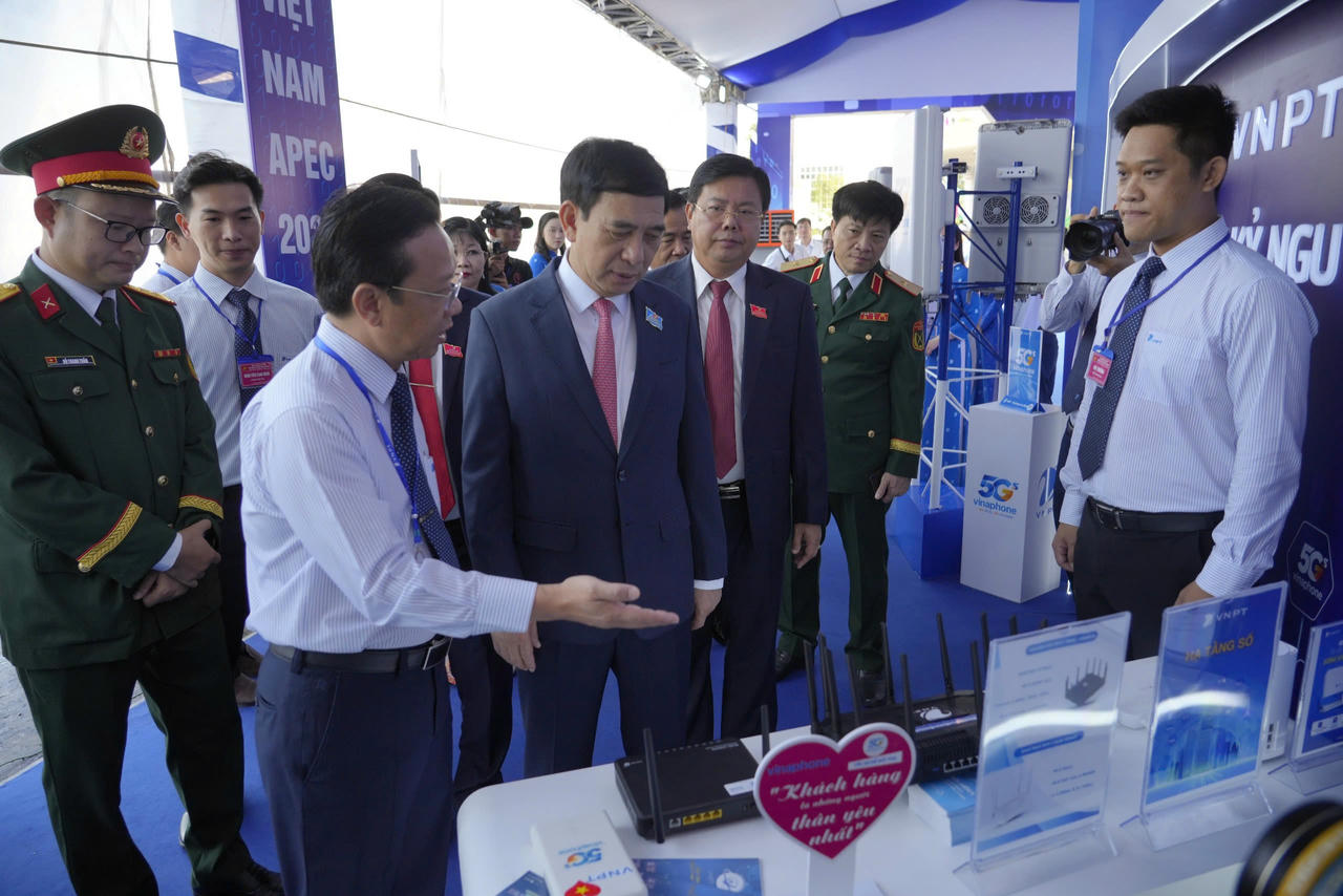 Đại tướng Phan Văn Giang tham quan triển lãm tại Đại hội đại biểu Đảng bộ tỉnh An Giang lần thứ I, nhiệm kỳ 2025-2030. (ảnh: BTC)