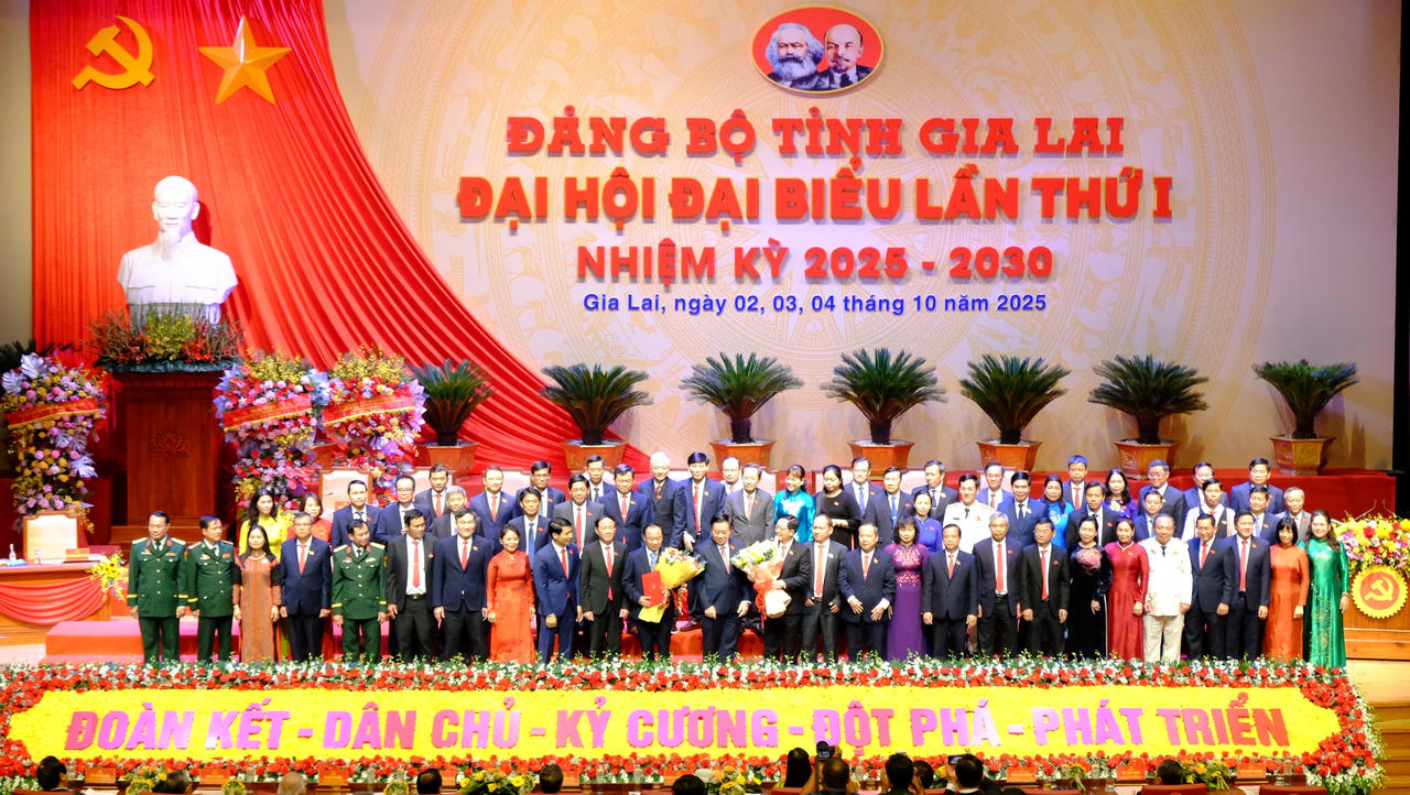 Ủy viên Bộ Chính trị, Bí thư Trung ương Đảng, Trưởng Ban Tuyên giáo và Dân vận Trung ương Nguyễn Trọng Nghĩa trao quyết định cho tân Bí thư Tỉnh ủy Gia Lai Thái Đại Ngọc (ở giữa). Ảnh: Chí Đại.