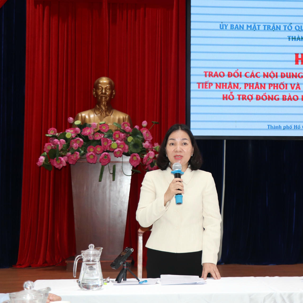 Bà Trương Thị Bích
Hạnh thông tin về tình hình thiệt hại bởi bão lụt và công tác vận động hỗ trợ đồng
bào. Ảnh: A.H.