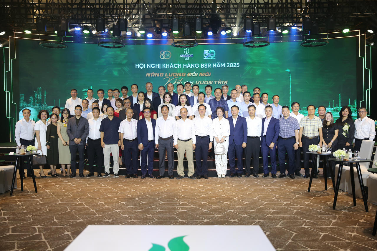 Đại biểu chụp ảnh lưu niệm tại Hội nghị Khách hàng BSR năm 2025