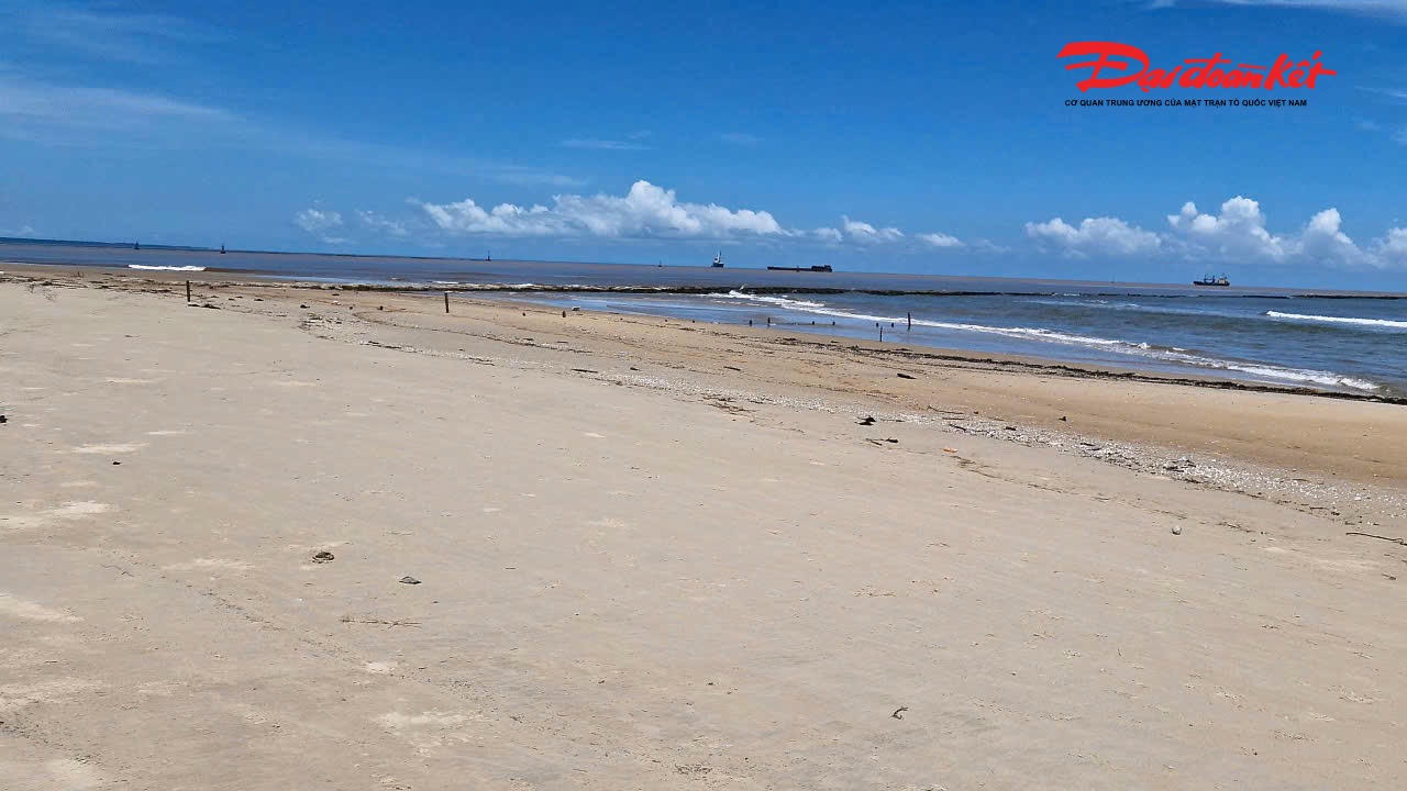 Hàng chục cán bộ chiến sĩ thuộc các lực lượng và nhiều phương
tiện vẫn đang triển khai tìm kiếm 2 ngư dân mất tích. Ảnh: Đỗ Văn.