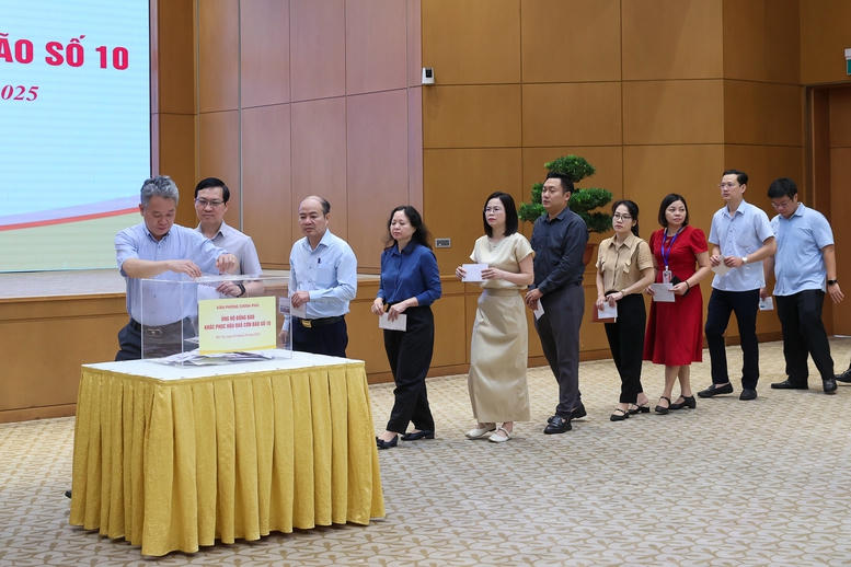 Cán bộ, công chức, viên chức, người lao động Văn phòng Chính phủ tham gia ủng hộ đồng bào bị thiệt hại do cơn bão số 10. Ảnh: VGP/Nhật Bắc.