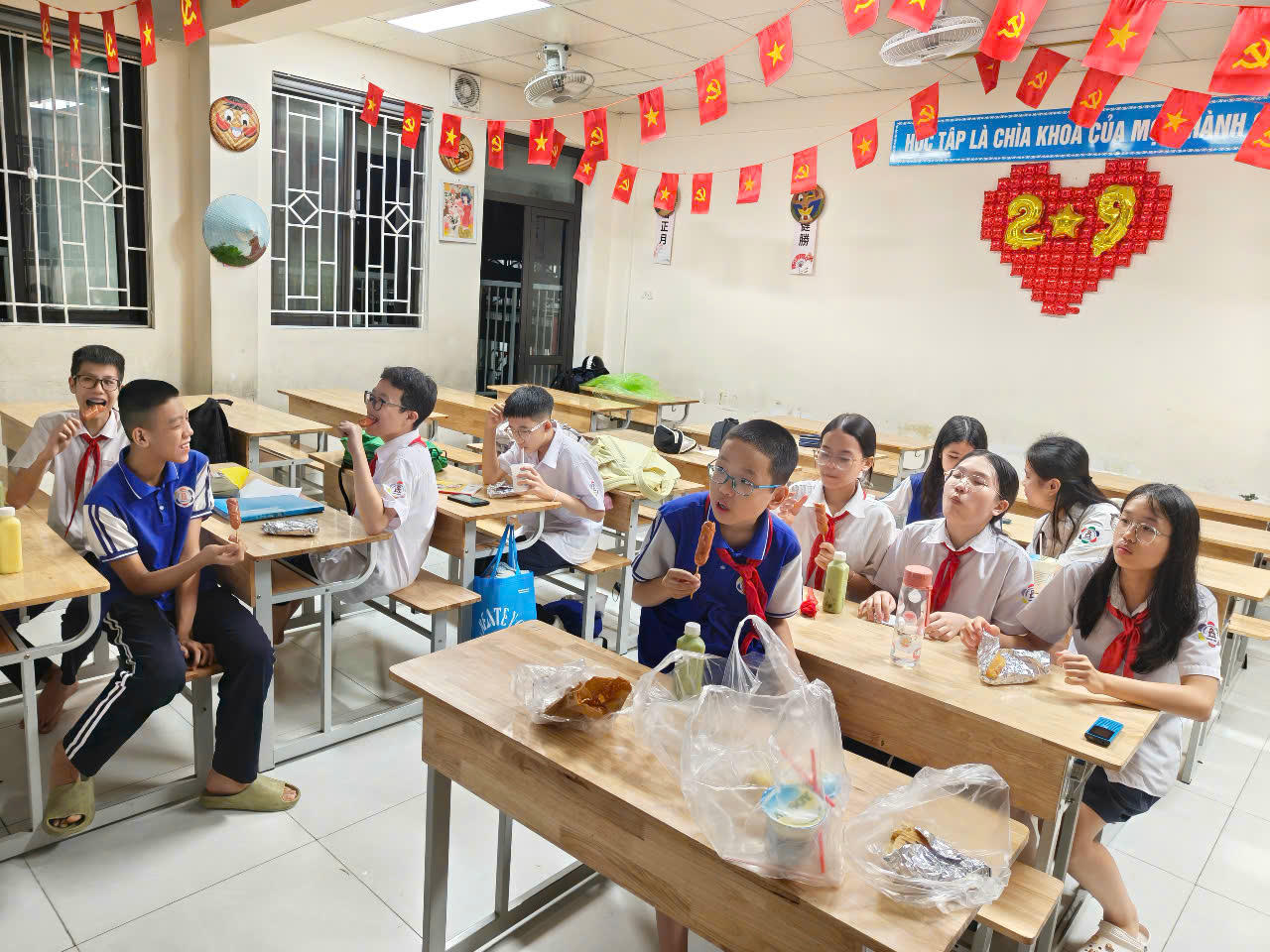 Học sinh Hà Nội được chăm sóc chu đáo khi chưa thể về nhà do bão số 10. Ảnh: Q.A.