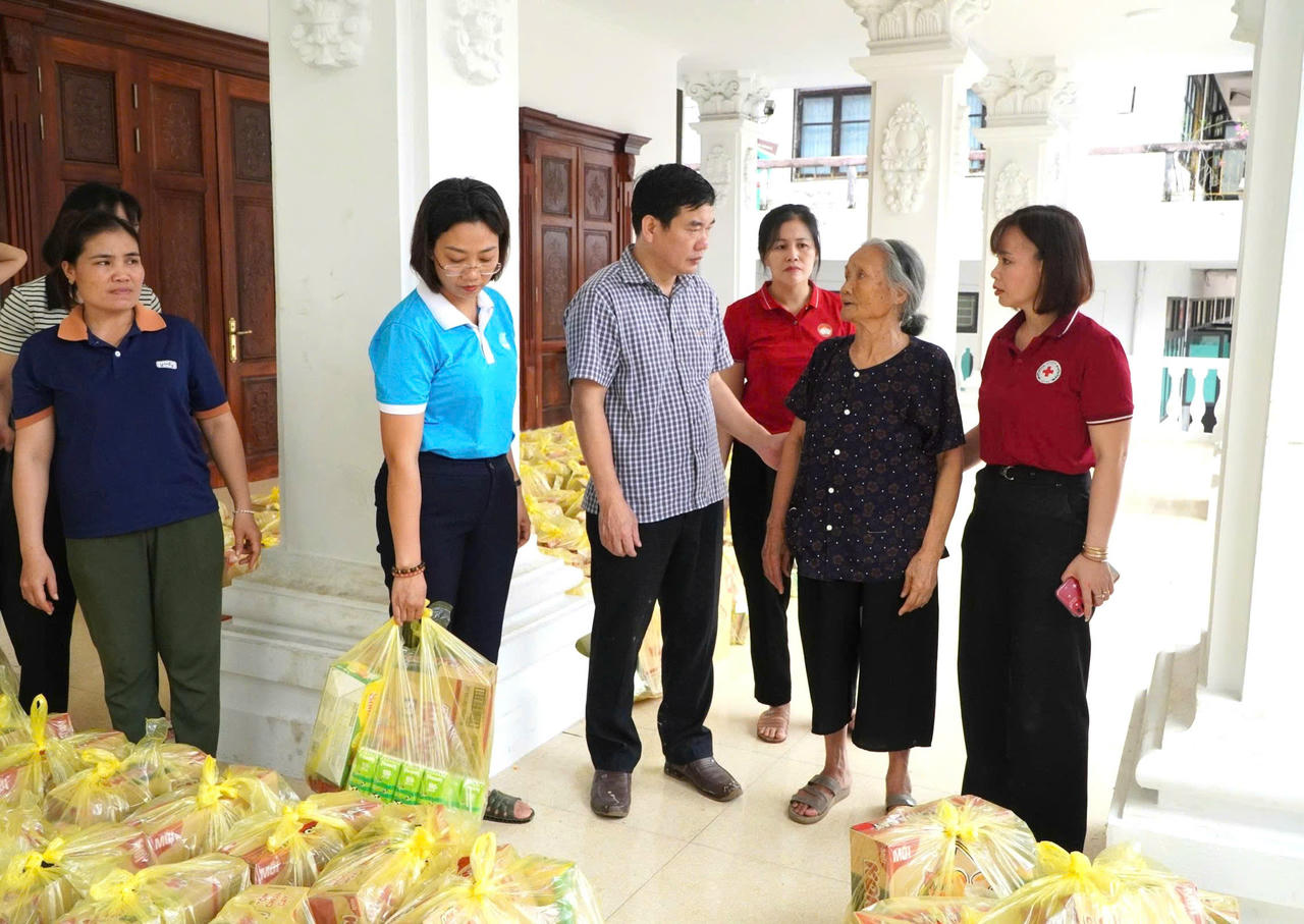 Đoàn công tác của Ủy ban MTTQ Việt Nam tỉnh Tuyên Quang và Hội Chữ thập đỏ trao quà cho nhân dân tại phường Hà Giang 2. Ảnh: Đ.S.