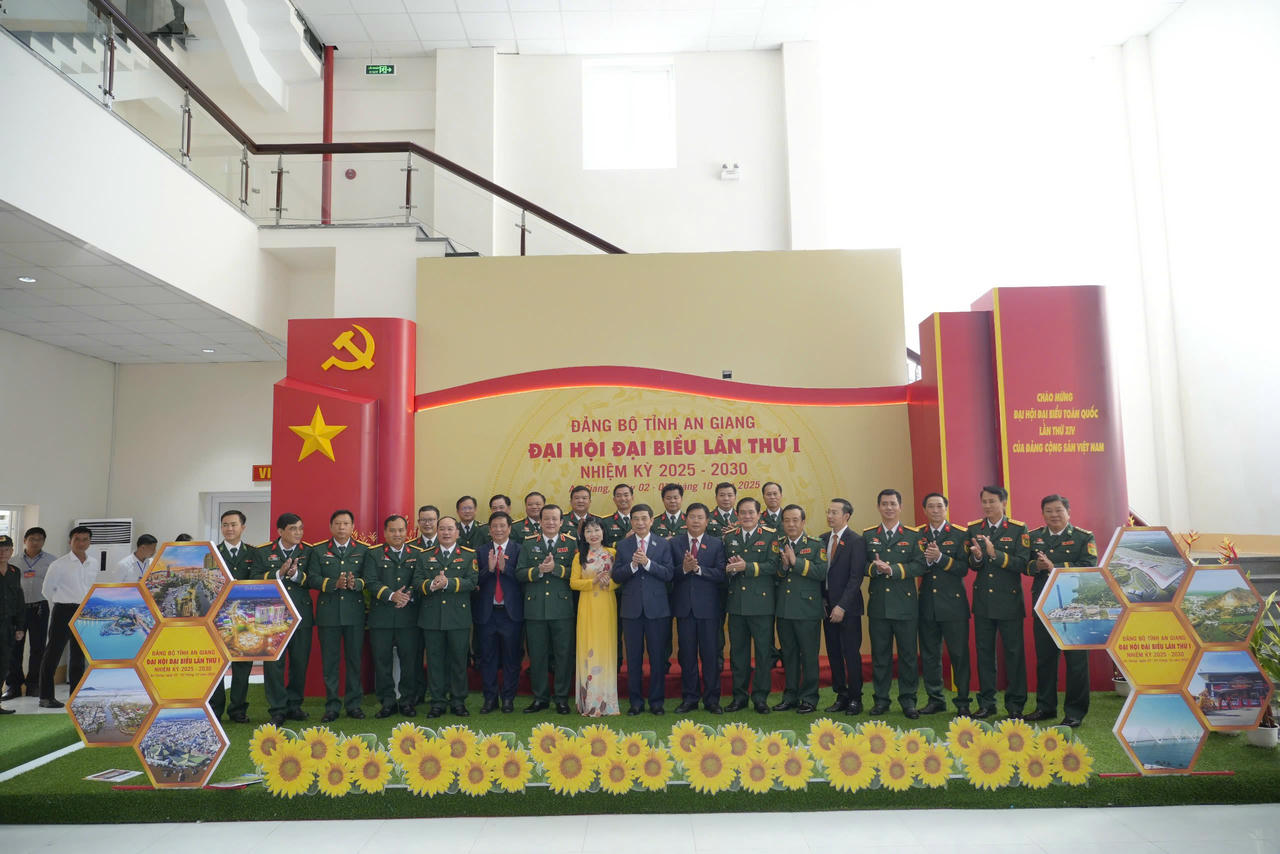 Đại tướng Phan Văn Giang chụp ảnh cùng các đại biểu tại Đại hội đại biểu Đảng bộ tỉnh An Giang lần thứ I, nhiệm kỳ 2025-2030.  (ảnh: BTC)