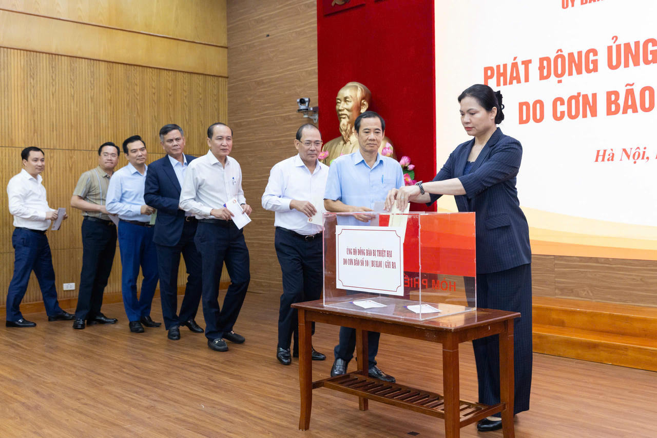 Phó Chủ tịch Hà Thị Nga cùng các đại biểu chung tay ủng hộ đồng bào các tỉnh, thành phố khắc phục hậu quả cơn bão số 10 gây ra. Ảnh: Quang Vinh.