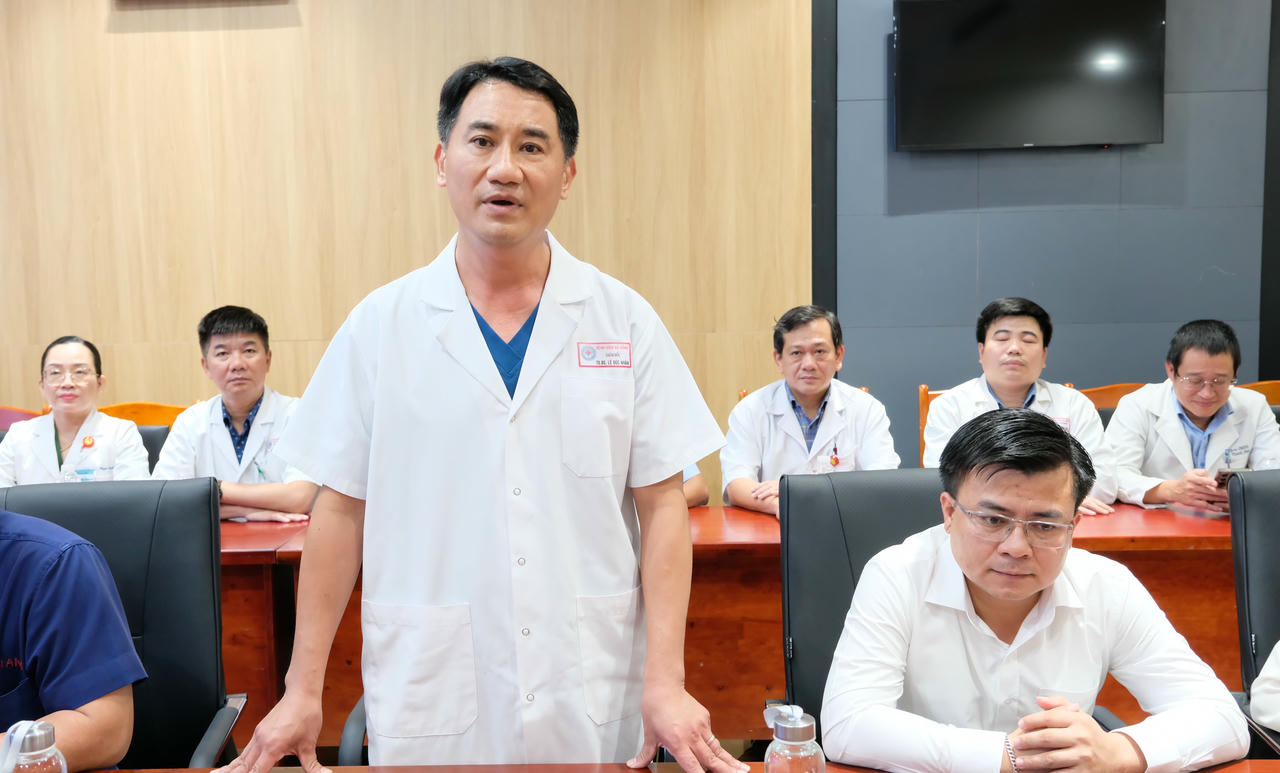 Tiến sĩ - Bác sĩ Lê Đức Nhân, Giám đốc Bệnh viện Đà Nẵng báo cáo quá trình thực hiện ca ghép gan. Ảnh: Nguyễn Tú.