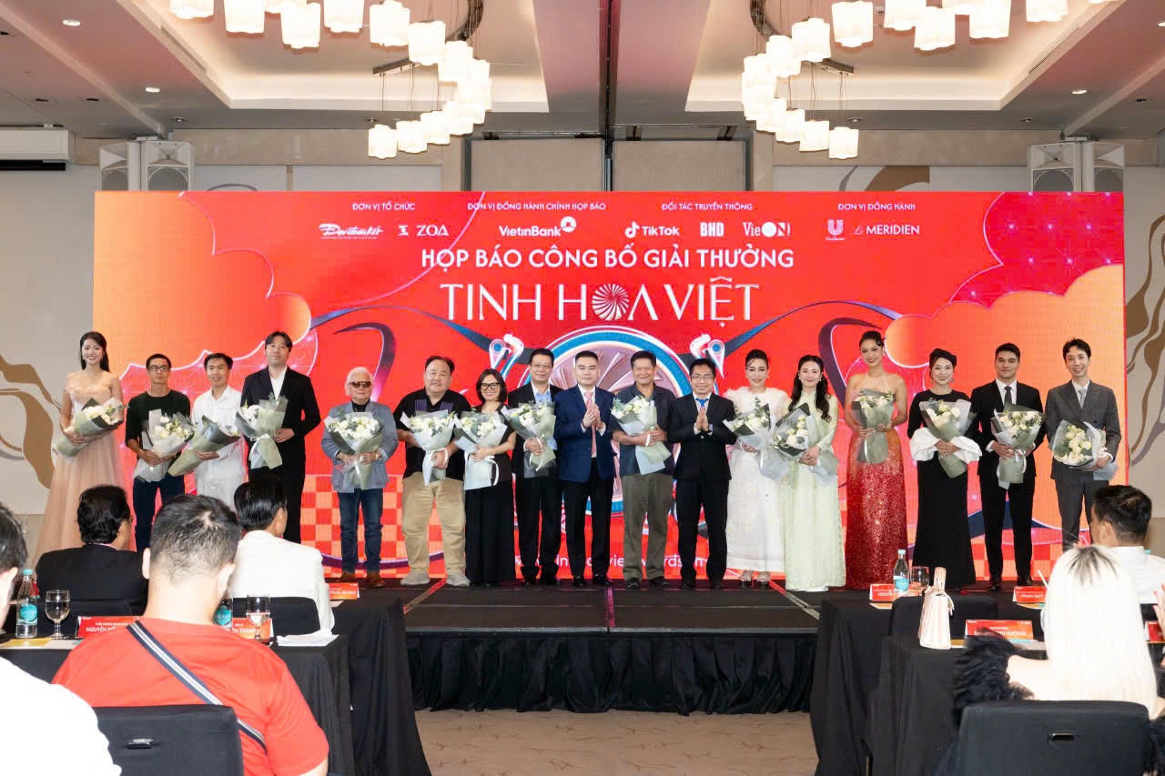 Phó Tổng Biên tập báo Đại đoàn kết Trần Bảo Trung và nhà báo Chu Ninh, Trưởng ban Đại diện báo Đại đoàn kết tại TP Hồ Chí Minh tặng hoa cảm ơn các đại sứ của giải thưởng. Ảnh: Đoàn Xá.