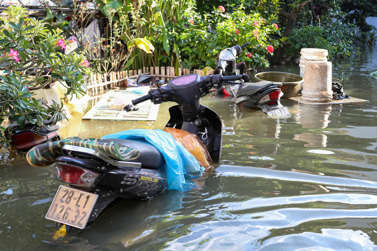 Hà Nội: 5 ngày nước chưa rút, người dân chật vật xoay sở