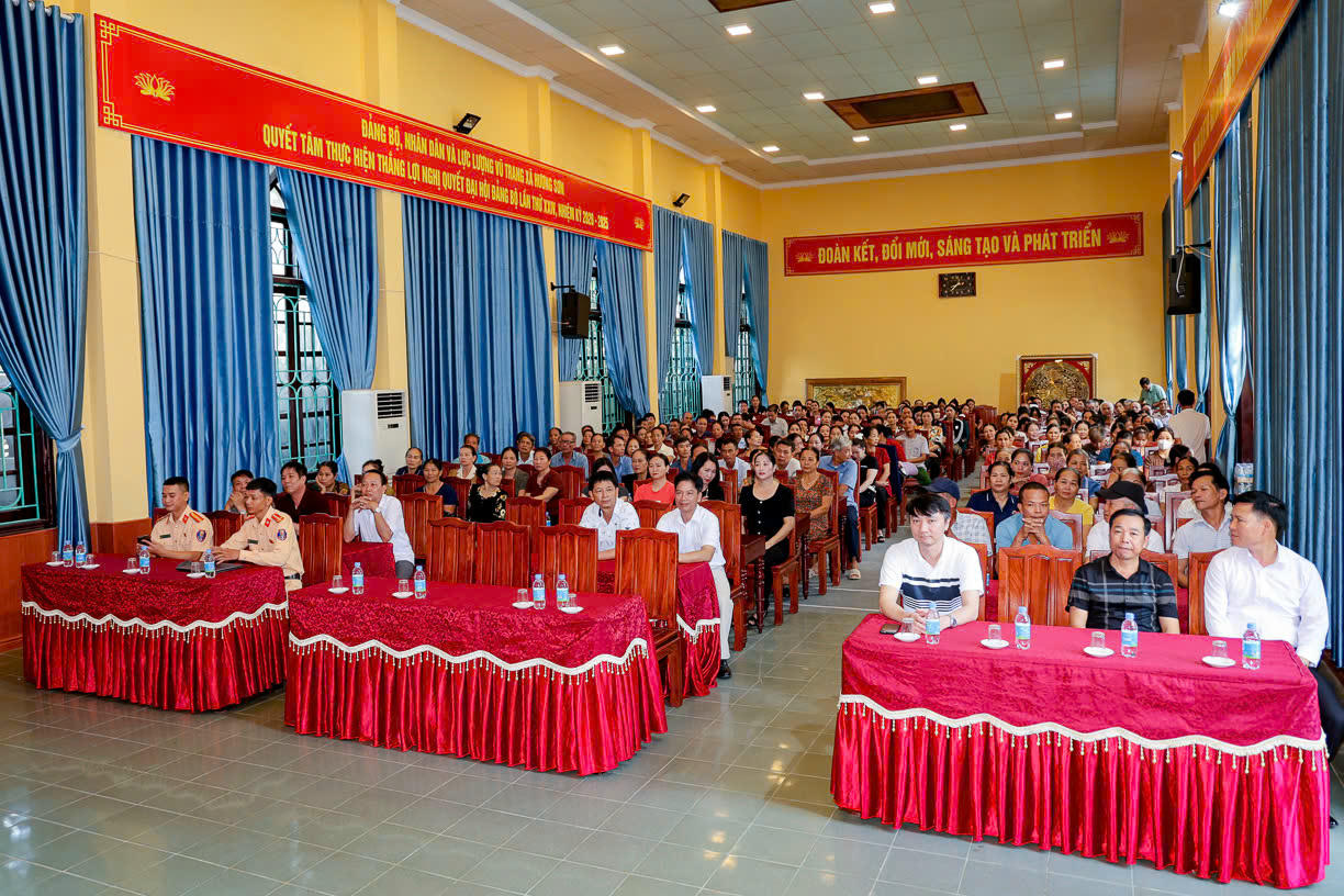 Hơn 200 người, bao gồm cán bộ quản lý, người lái đò tham dự lớp tập huấn, tuyên truyền an toàn giao thông đường thủy. 