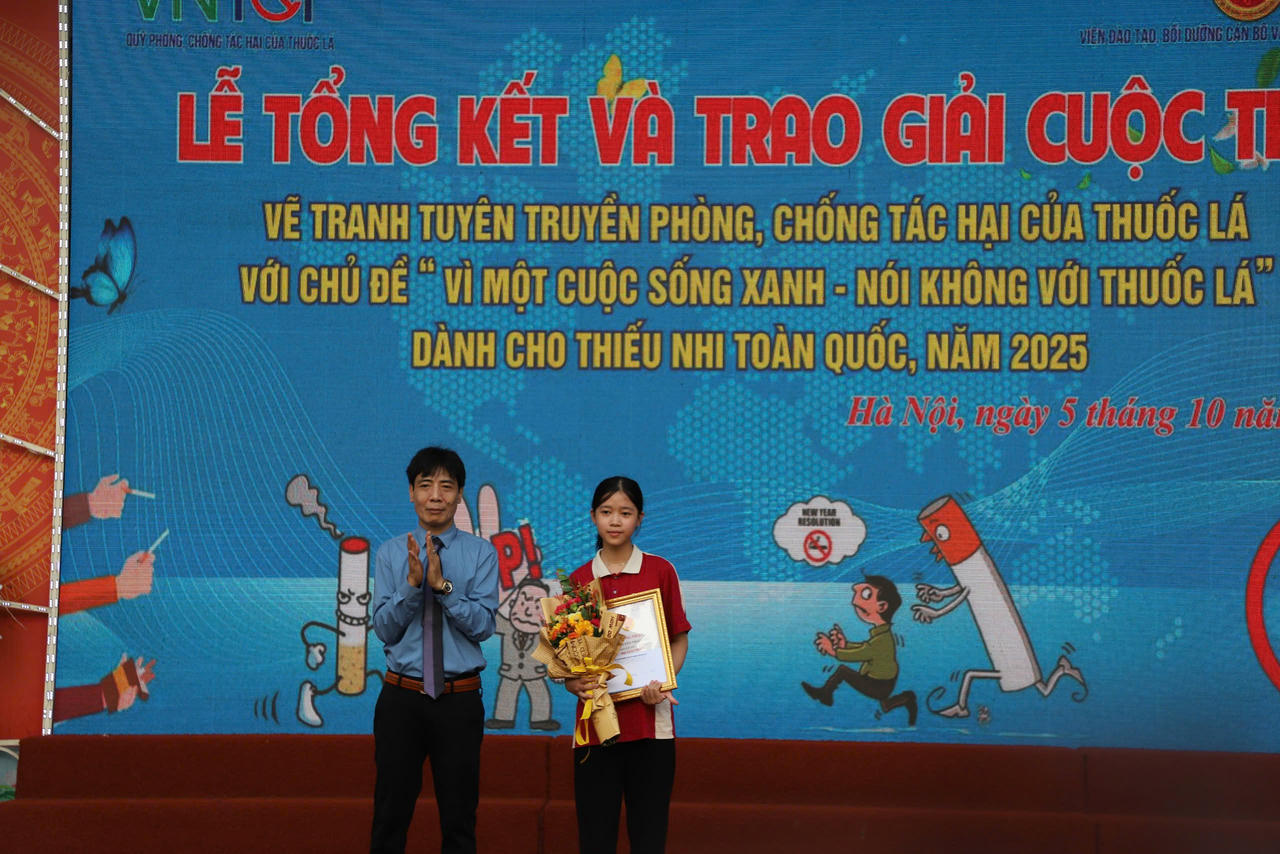 Em Nguyễn Thảo Linh- Học sinh lớp 9A trường THCS Nghi Liên- Nghệ An đạt giải nhất cuộc thi vẽ tranh. Ảnh: Lê Hảo