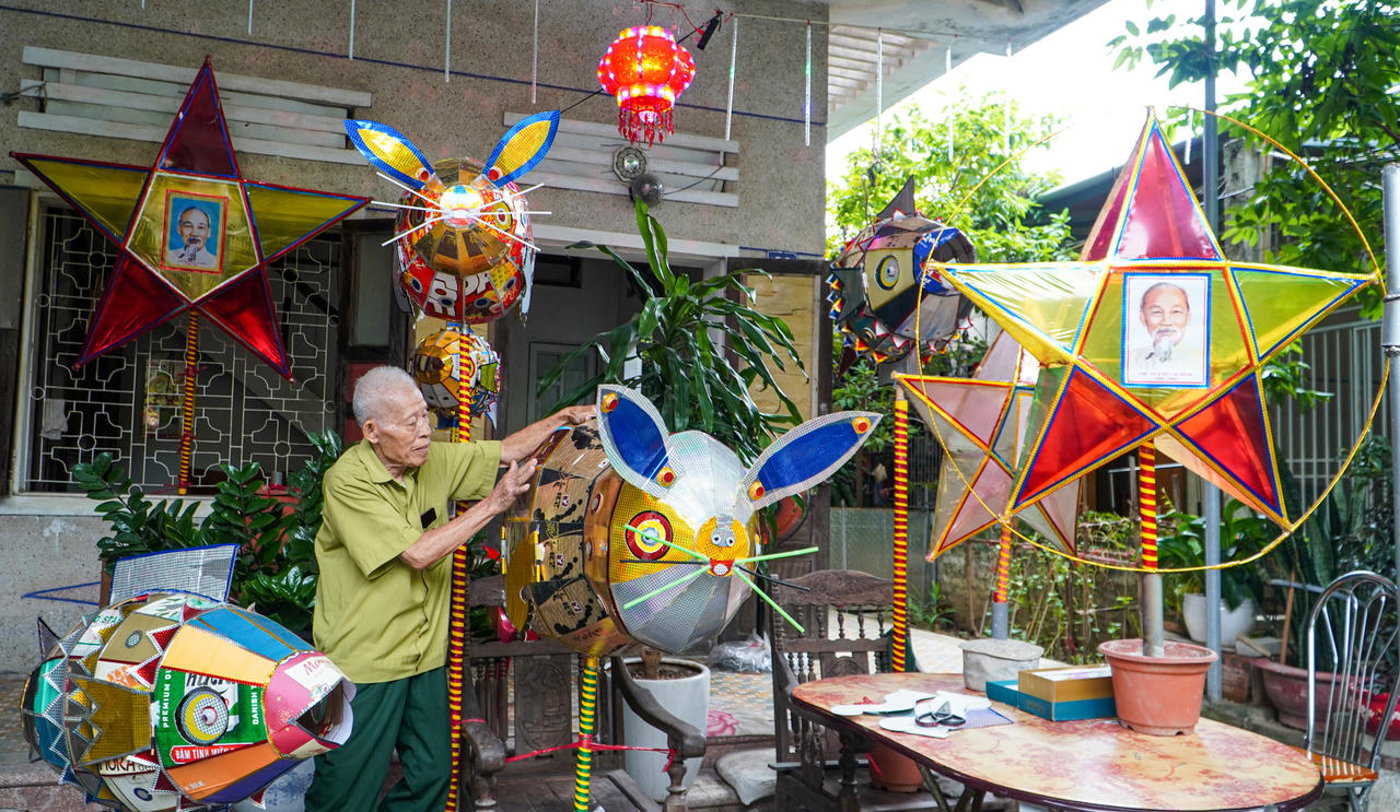 Những chiếc đèn rực rỡ sắc màu được ông Dũng làm thủ công, góp phần lưu giữ nét đẹp Trung thu truyền thống giữa lòng đô thị.	 Ảnh: Cẩm Kỳ