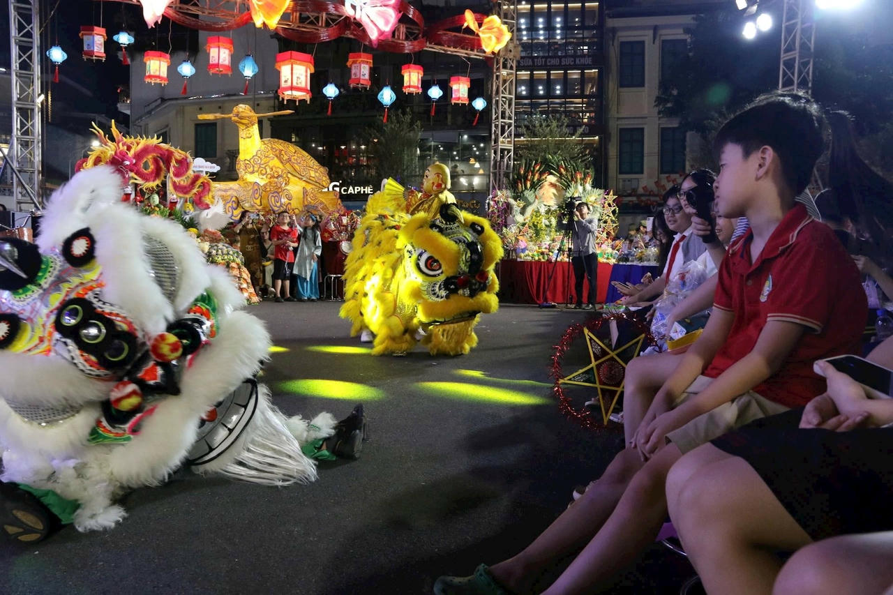 Trung thu được tổ chức trực tuyến tại phường Hoàn Kiếm- Hà Nội. ảnh: Minh Phương
