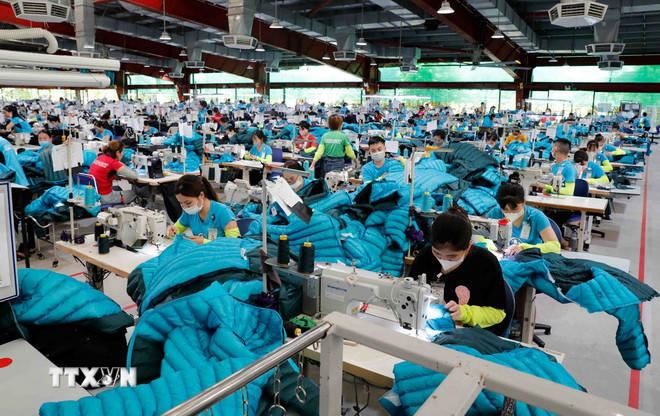 May hàng xuất khẩu sang thị trường Mỹ, EU tại Công ty may Maxport. (Ảnh: Trần Việt/TTXVN).
