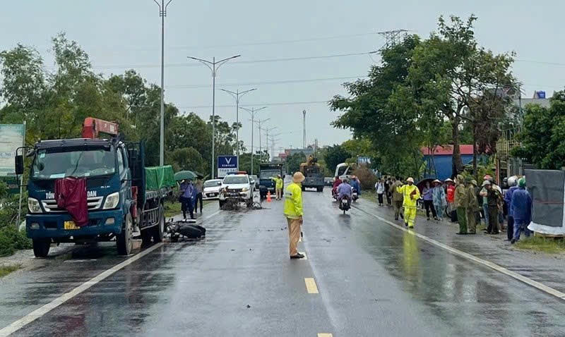 Lực lượng chức năng bảo vệ hiện trường, phân luồng giao thông. Ảnh: Kim Sơn