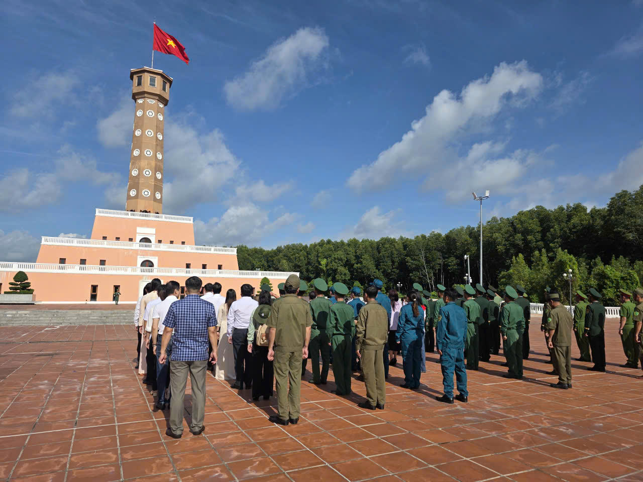 Khoảnh khắc lá cờ đỏ sao vàng tung bay trên đỉnh cột cờ Đất Mũi – biểu tượng thiêng liêng của chủ quyền quốc gia.