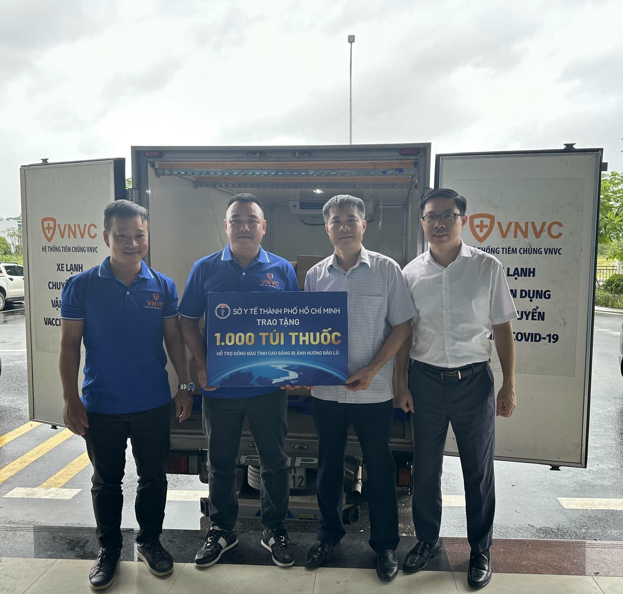 Ông Vũ Khắc Quang, Ủy
viên BTV Tỉnh ủy, Phó Chủ tịch Thường trực Ủy ban MTTQ Việt Nam tỉnh Cao Bằng và
&nbsp;Sở Y tế Cao Bằng tiếp nhận 1.000 “Túi thuốc gia đình”. Ảnh: MTTQ Cao Bằng.