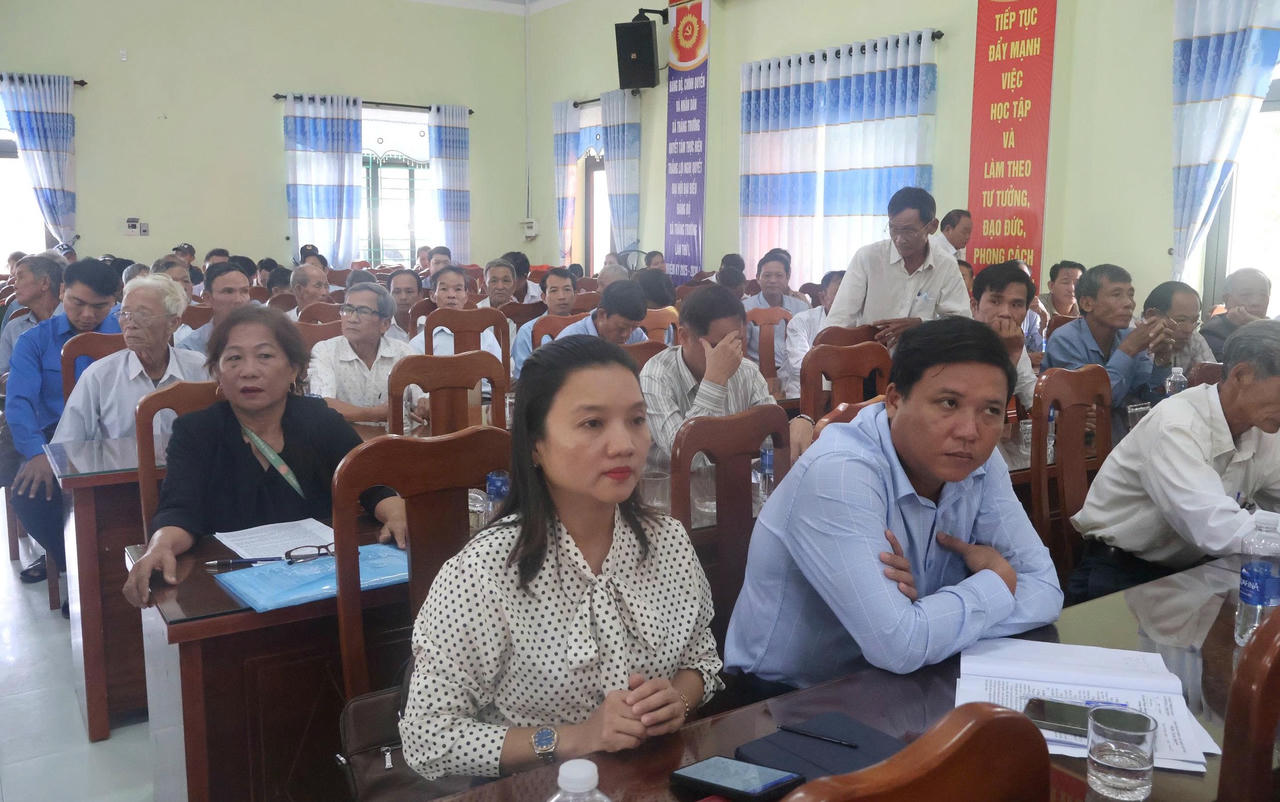 Các cử tri tham dự buổi tiếp xúc. Ảnh: CV.