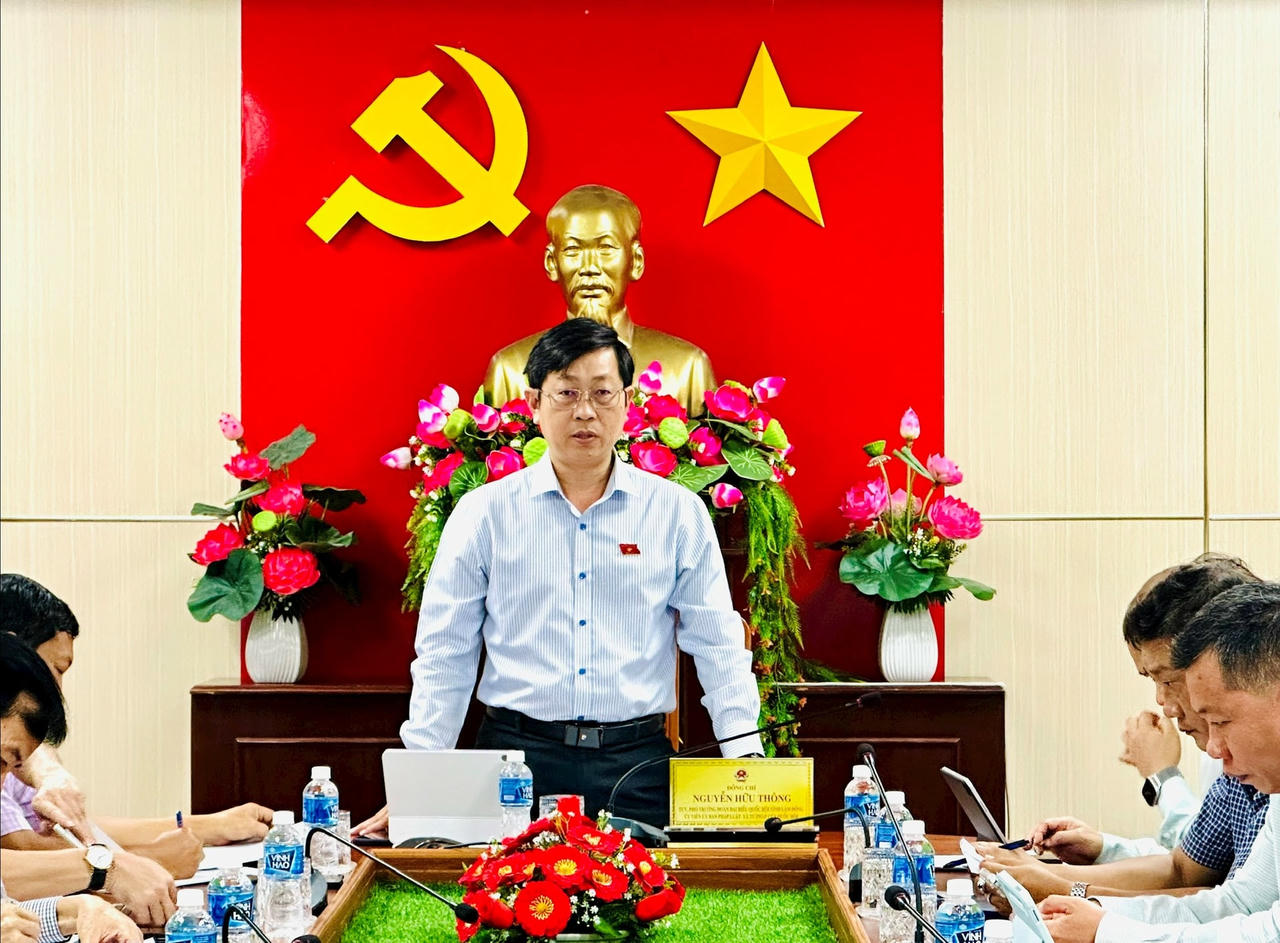 Ông Nguyễn
Hữu Thông, Phó
trưởng Đoàn ĐBQH tỉnh Lâm Đồng,
phát
biểu tại buổi làm việc. Ảnh: H.L.