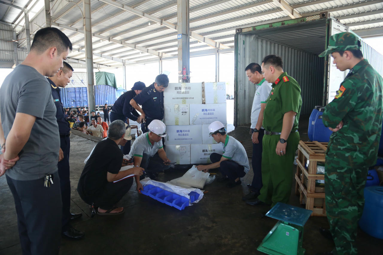 Các lực lượng chức năng kiểm tra, đối chiếu hàng hóa chứa trong các xe container. Ảnh: Công an tỉnh Quảng Ninh.