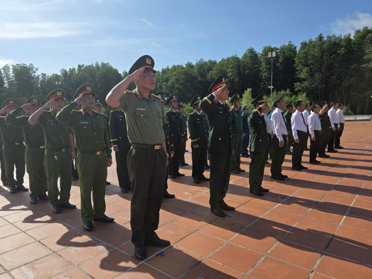 Các đại biểu và chiến sĩ Đồn Biên phòng Đất Mũi nghiêm trang trong Lễ chào cờ tại Cột cờ Tổ quốc nơi cực Nam đất nước.