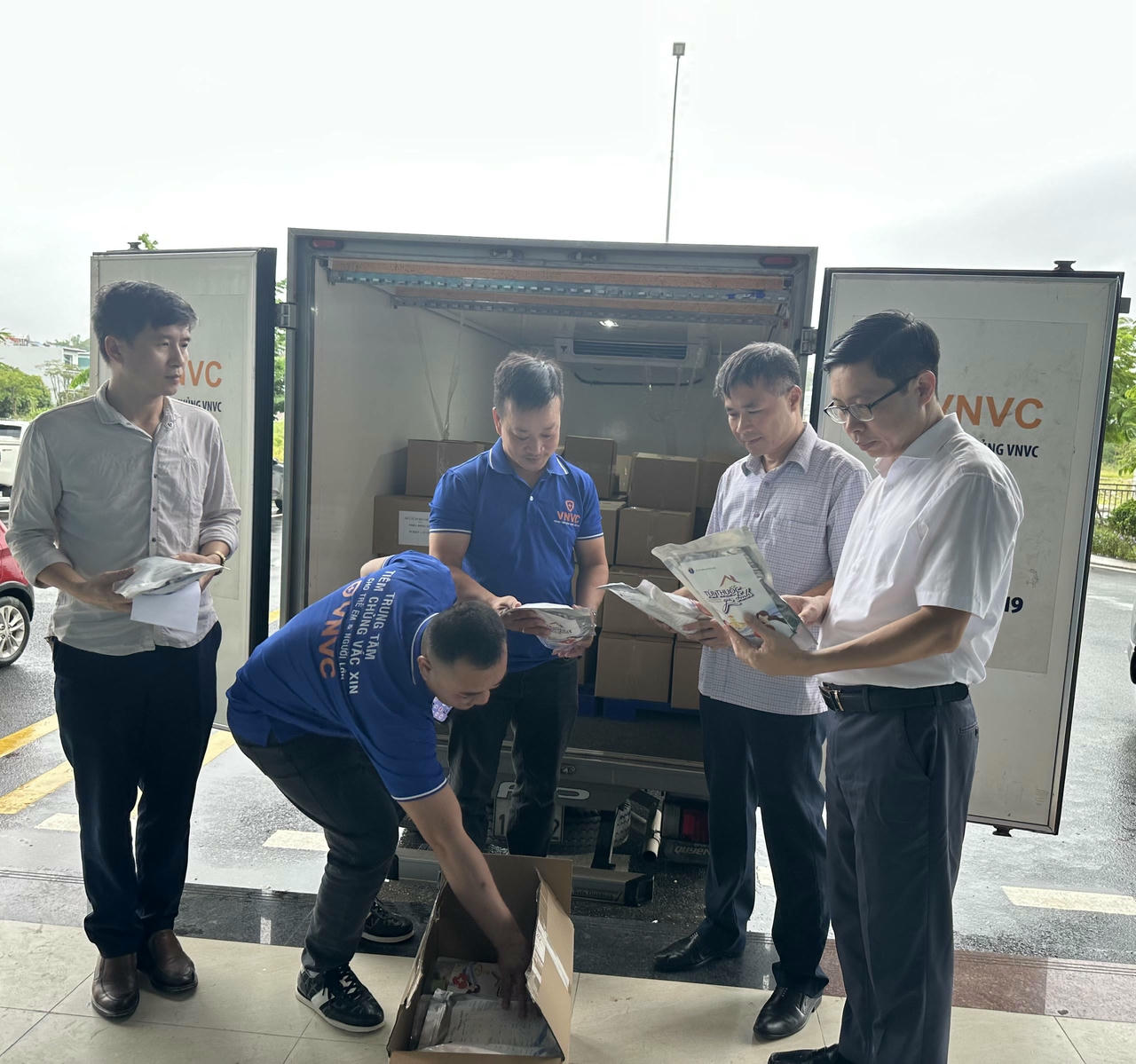 Phó Chủ tịch Thường trực Ủy ban MTTQ Việt Nam tỉnh Cao Bằng Vũ Khắc Quang&nbsp;bàn giao “Túi thuốc gia
đình” cho lãnh đạo Sở Y tế Cao Bằng. Ảnh: MTTQ Cao Bằng.