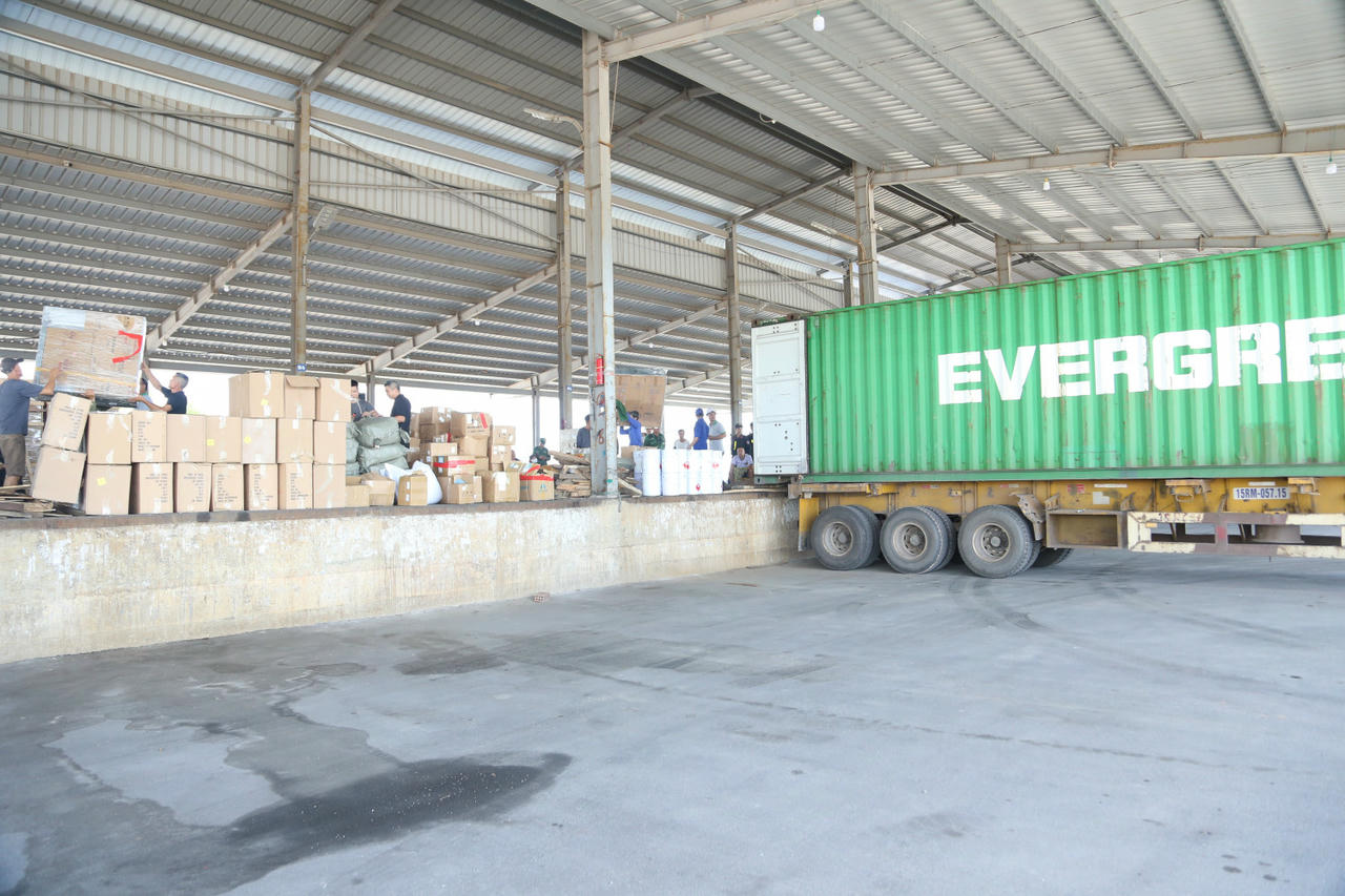 Hàng hóa nhập lậu được trà trộn, xen kẹp trong các container nhập khẩu hàng gia công. Ảnh: Công an tỉnh Quảng Ninh