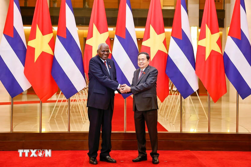 Chủ tịch Quốc hội Trần Thanh Mẫn đón Chủ tịch Quốc hội Cuba Esteban Lazo Hernández. (Ảnh: Doãn Tấn/TTXVN).