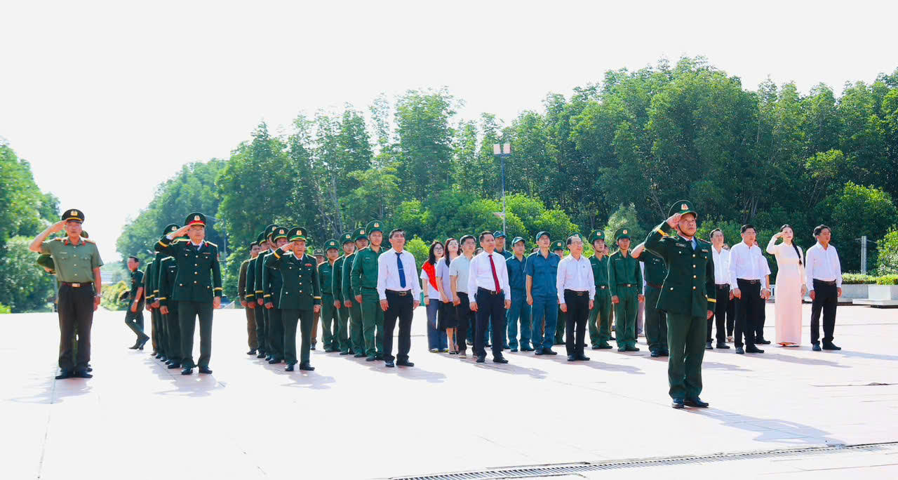 Lễ chào cờ bắt đầu trong tiếng nhạc Quốc ca hùng tráng, lá cờ đỏ sao vàng tung bay giữa bầu trời cực Nam thiêng liêng của Tổ quốc.