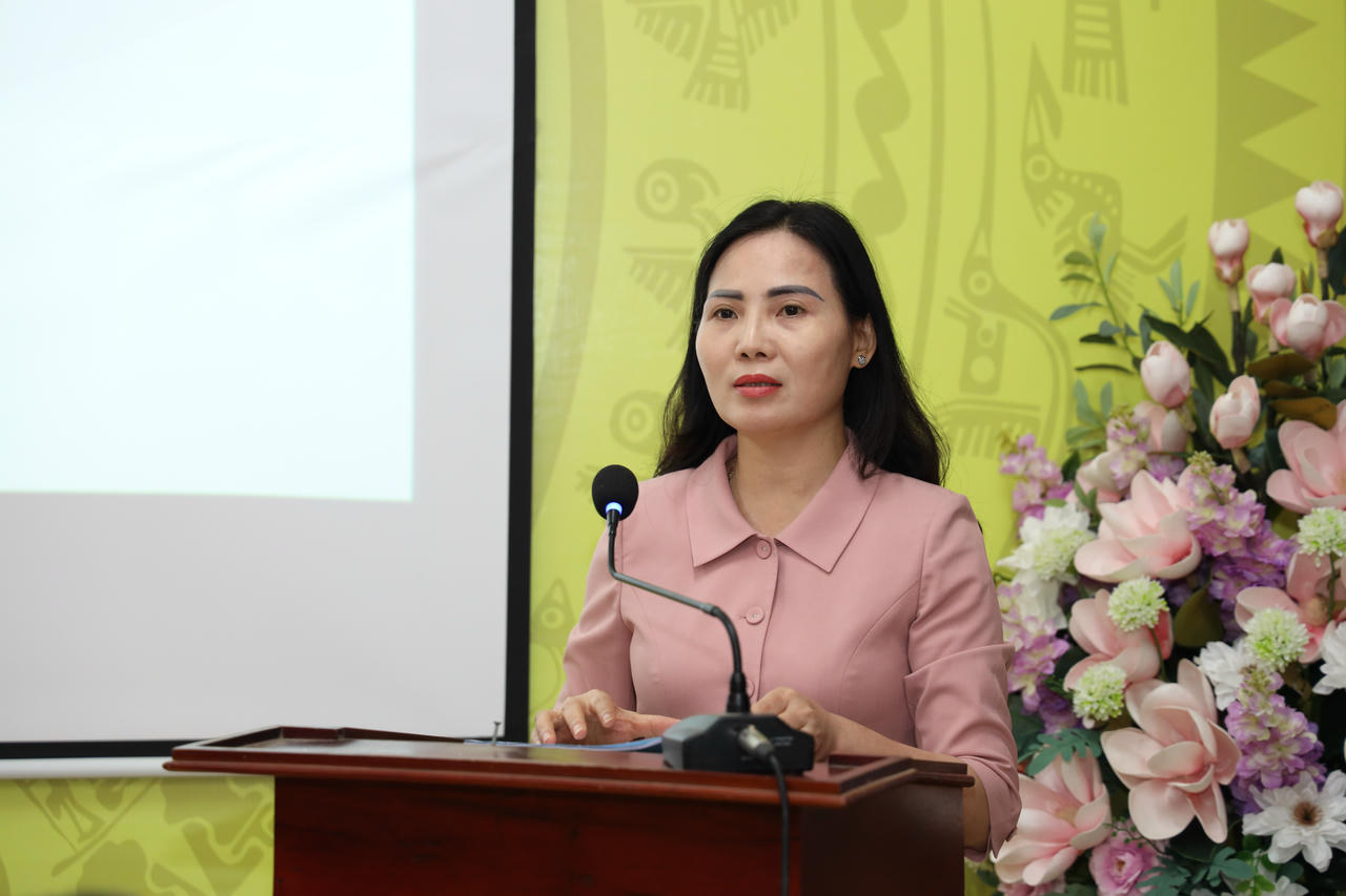 Bà Âu Thị Mai – Phó Chủ tịch Ủy ban MTTQ Việt Nam tỉnh Tuyên Quang, Chủ tịch Hội Liên hiệp Phụ nữ tỉnh phát biểu tại buổi trao hỗ trợ. Ảnh: Xuân Trường.