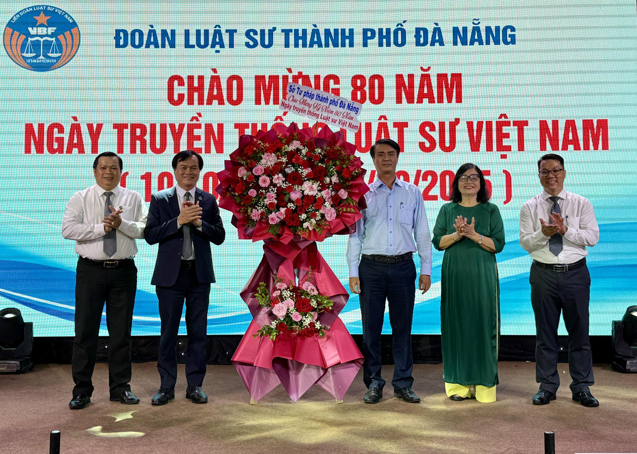 Ông Châu Thanh Việt, Phó Giám đốc Sở Tư pháp chúc mừng Đoàn Luật sư. Ảnh: Nguyễn Tú