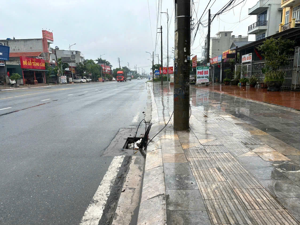 Những hố ga thiếu nắp như những chiếc bẫy trên QL 18, đoạn qua phường Mạo Khê. Ảnh chụp ngày 6/10.
