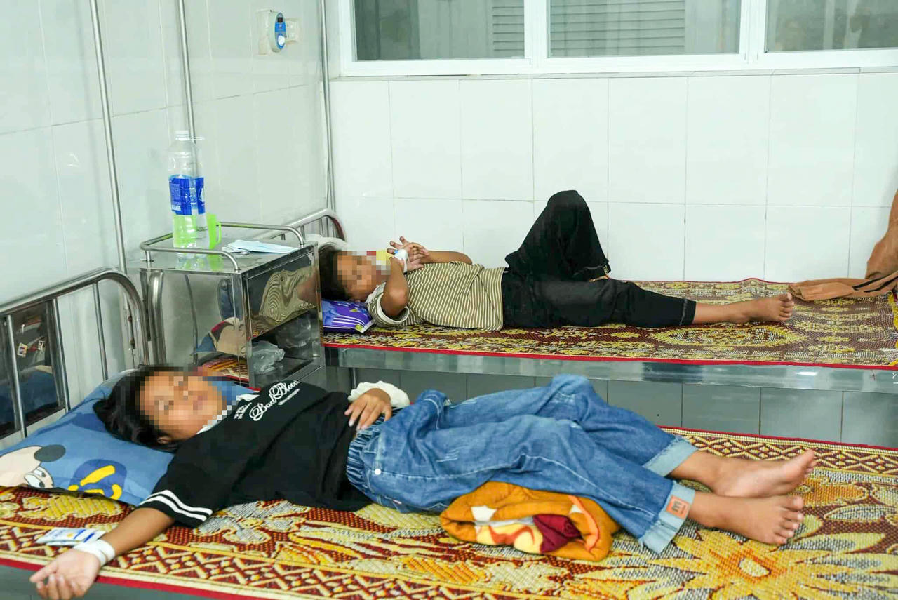 Sau bữa ăn tại trường, 40 học sinh có biểu hiện nghi do ngộ độc thực phẩm.
