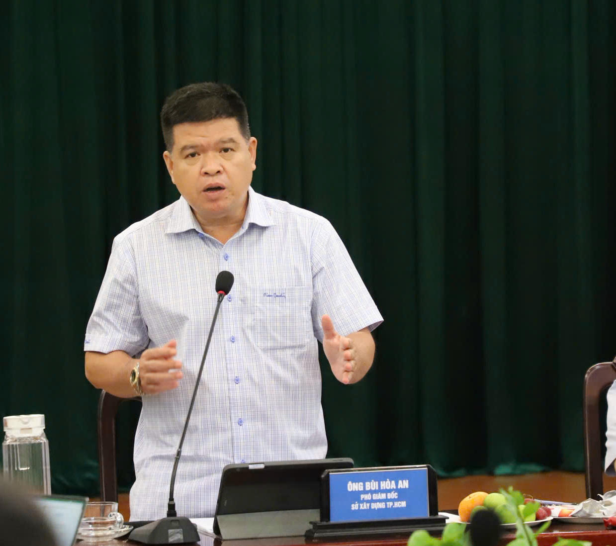 Ông Bùi Hòa An – Phó Giám đốc Sở Xây dựng TP Hồ Chí Minh chủ trì hội thảo về kết quả nghiên cứu "Vùng phát thải thấp; Lộ trình thực hiện chuyển đổi và chính sách hỗ trợ chuyển đổi phương tiện giao thông" thuộc Đề án kiểm soát khí thải phương tiện giao thông trên địa bàn thành phố. Ảnh: NV