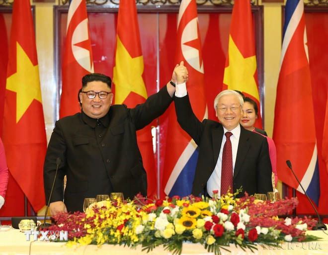 Tổng Bí thư, Chủ tịch nước Nguyễn Phú Trọng và Chủ tịch Triều Tiên Kim Jong Un nắm tay nhau, thể hiện tình hữu nghị giữa hai Đảng, hai Nhà nước và nhân dân Việt Nam - Triều Tiên (Hà Nội, 1/3/2019). (Ảnh: Trí Dũng/TTXVN)