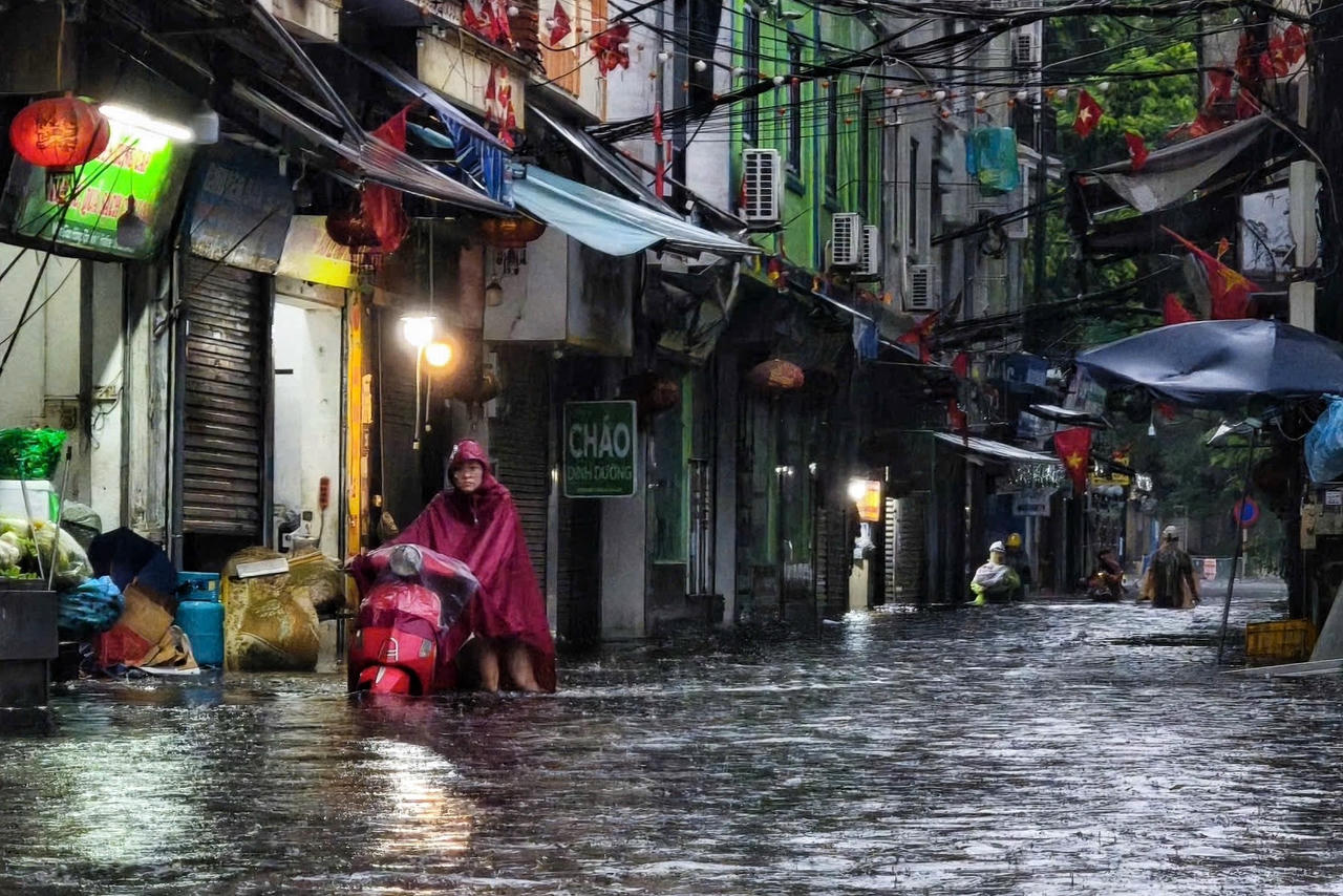 Nước ngập khoảng 30-50 cm khiến việc di chuyển gặp nhiều khó khăn.