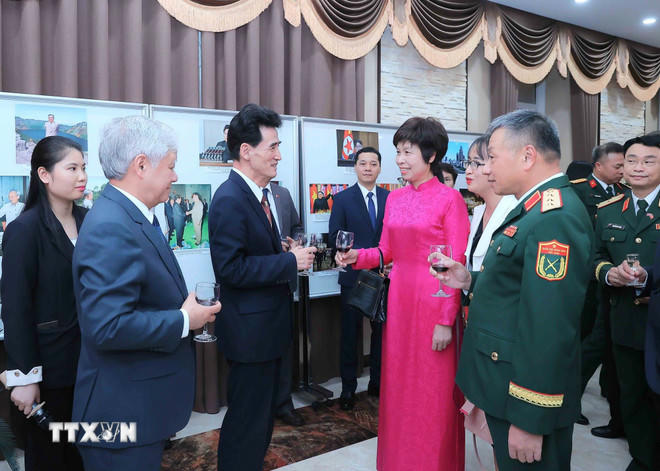 Các đại biểu chúc mừng Đại sứ cùng cán bộ nhân viên Đại sứ quán Triều Tiên tại Việt Nam nhân dịp kỷ niệm 80 năm ngày thành lập Đảng Lao động Triều Tiên (10/10/1954-10/10/2025) (Ảnh: An Đăng/TTXVN)