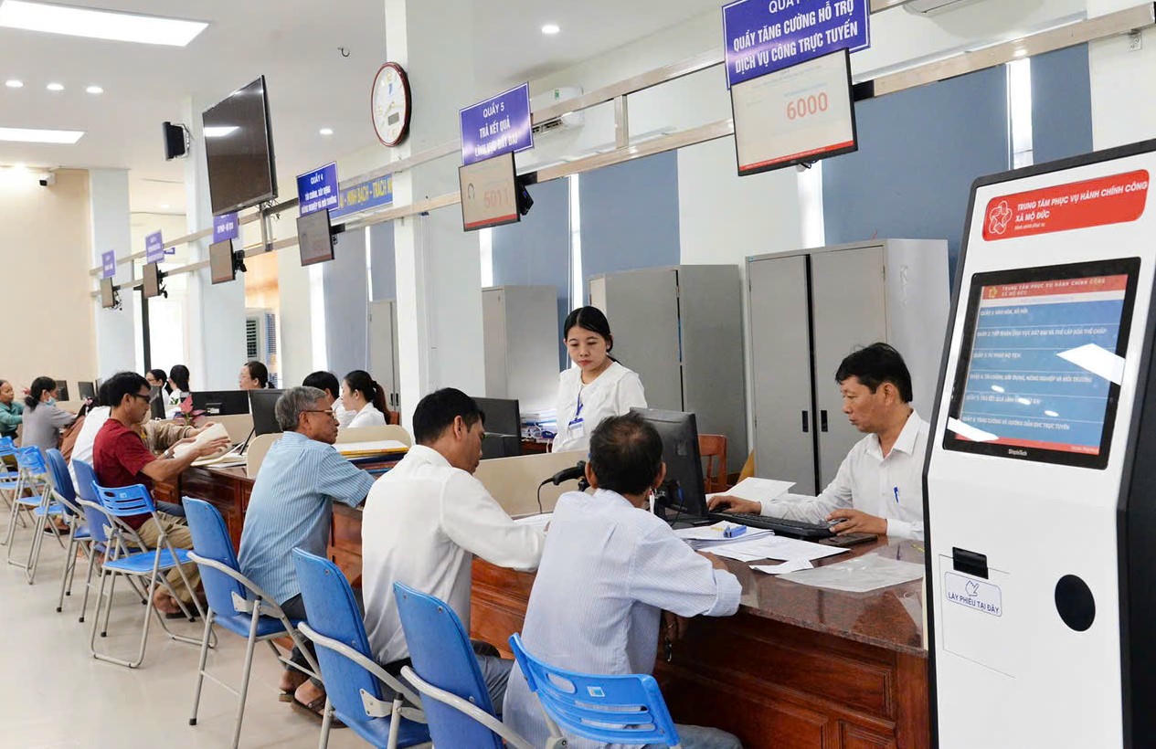 Người dân đến làm thủ tục hành chính được cán bộ giải quyết nhanh chóng. Ảnh: CV.