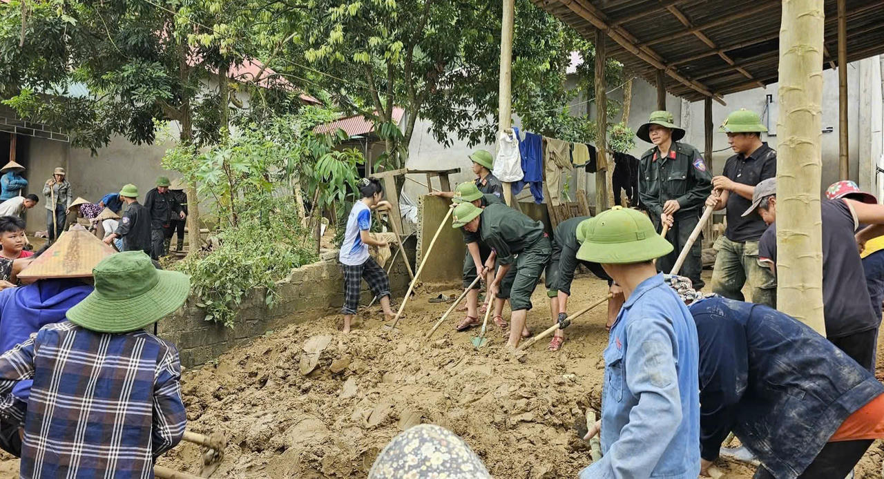 Lực lượng công an cùng với người dân khắc phục trận lũ lịch sử tại xã Nghĩa Hành (tỉnh Nghệ An). Ảnh: Đ.Bắc