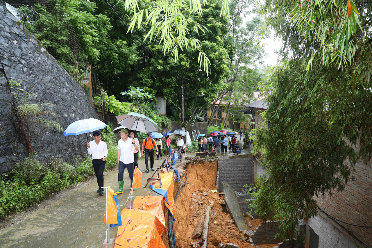 Tuyến đường bê tông vào trường bị sạt lở taluy âm dài hơn 25m, cao trung bình 5m. Ảnh: Xuân Trường.