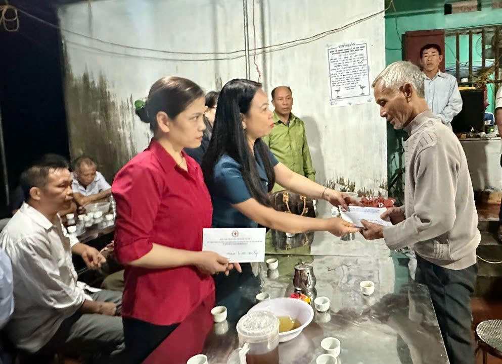 Bà Ngụy Thị Tuyến - Tỉnh ủy viên, Phó Chủ tịch Thường trực Ủy ban MTTQ Việt Nam tỉnh Bắc Ninh trao hỗ trợ cho đại diện gia đình có nạn nhân tử vong do sét đánh.